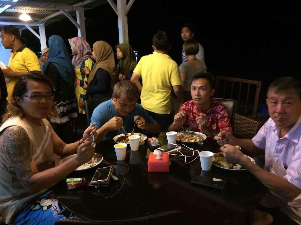 Marina Bay Resort & Restaurant Kampung Genting Extérieur photo