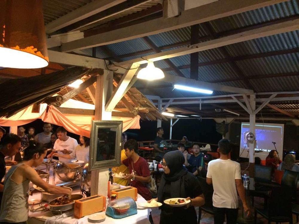 Marina Bay Resort & Restaurant Kampung Genting Extérieur photo