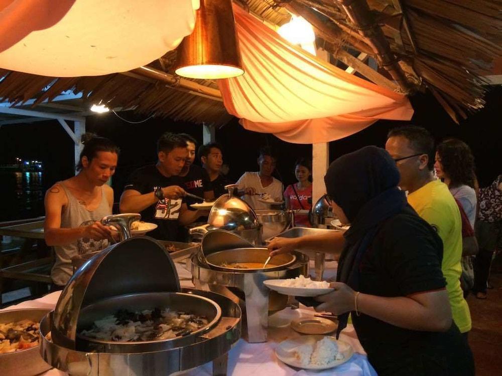 Marina Bay Resort & Restaurant Kampung Genting Extérieur photo
